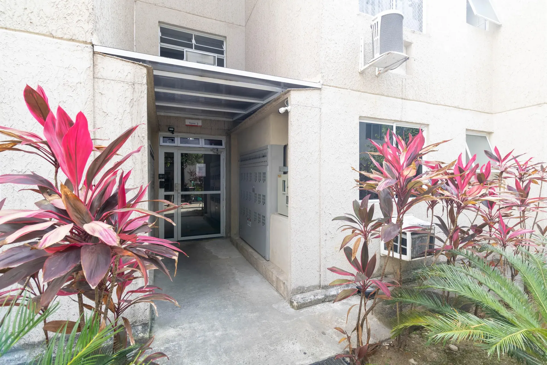 2-bedroom apartment in a building with a gym — photo 17