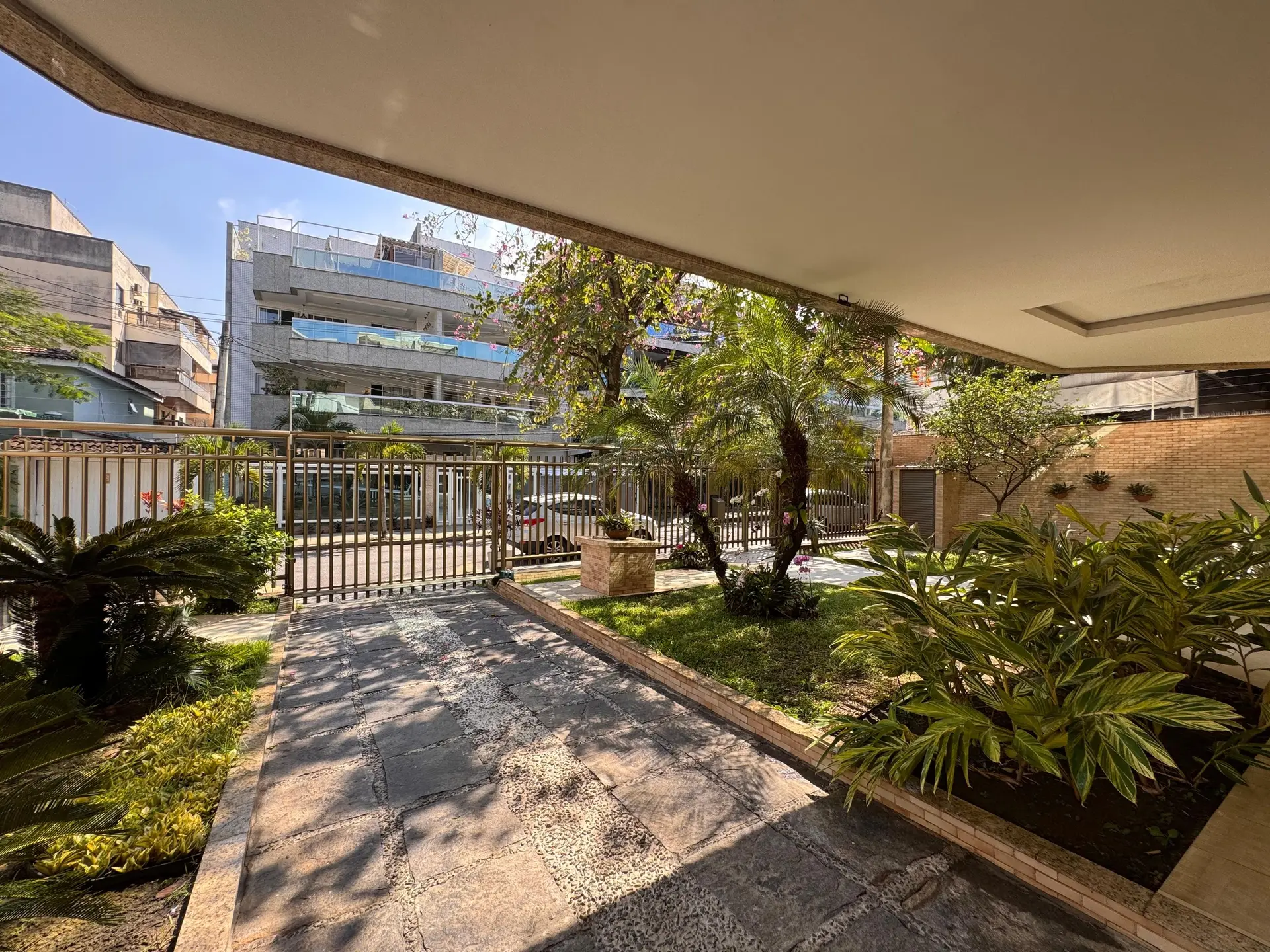 Unfurnished 3-bedroom apartment with a glassed balcony — photo 56