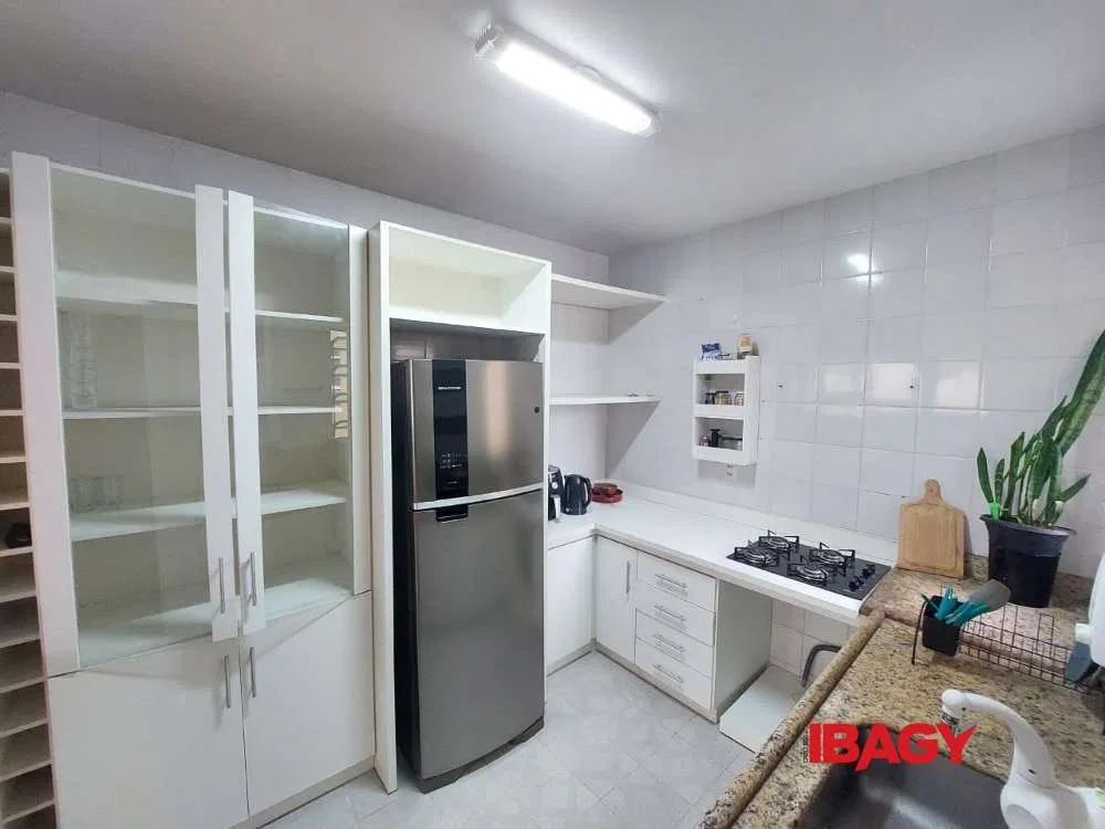 3-bedroom apartment with a washing machine — photo 2