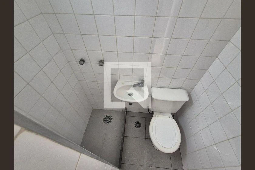 3-bedroom apartment in a building with a pool — photo 22