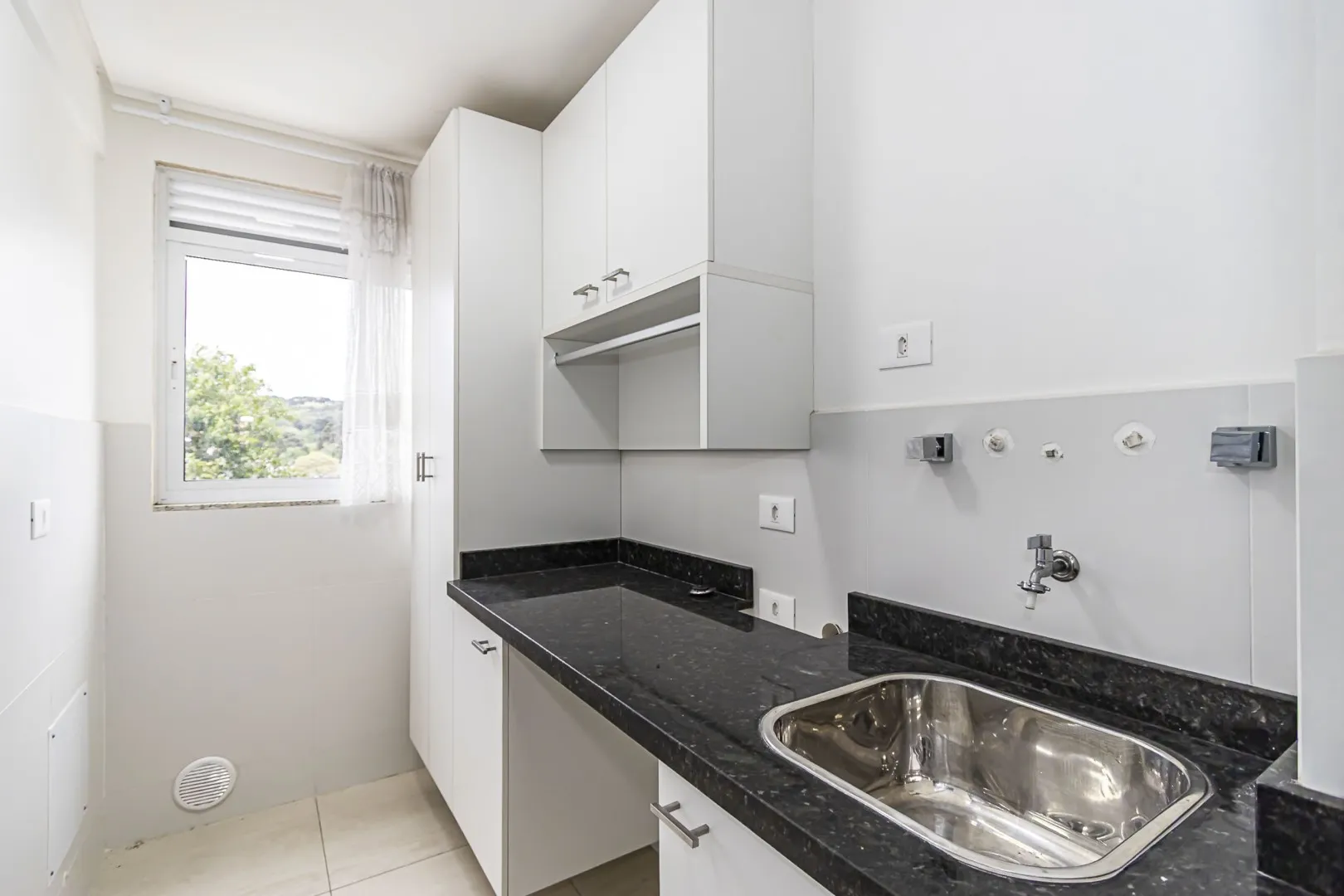 Balcony with a grill in a 2-bedroom apartment, 59 m² — photo 11