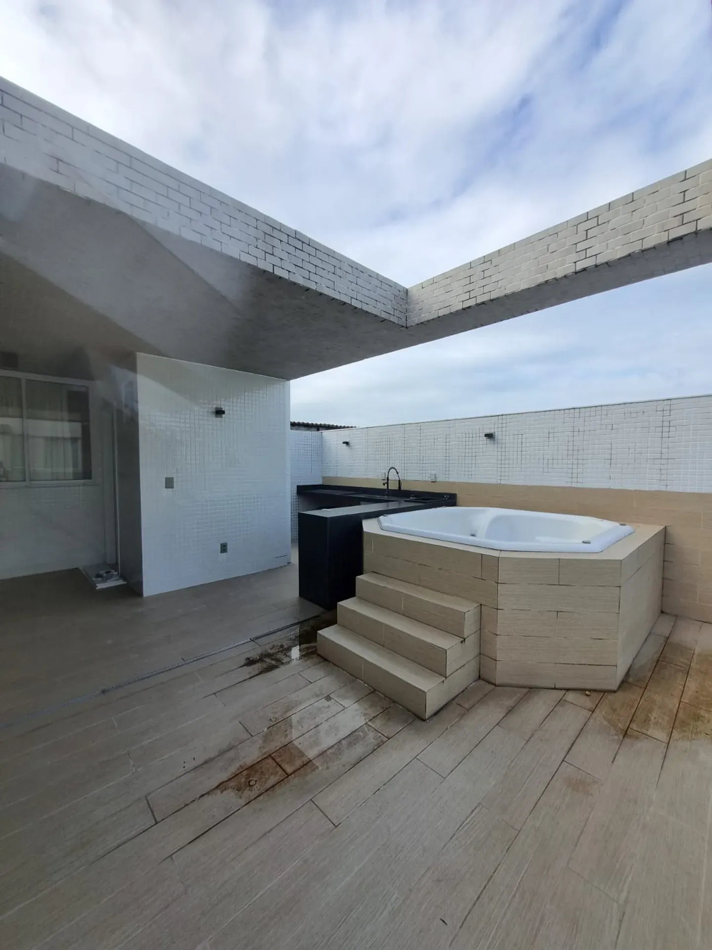 Apartment on the 5th floor with a grill on the balcony — photo 3