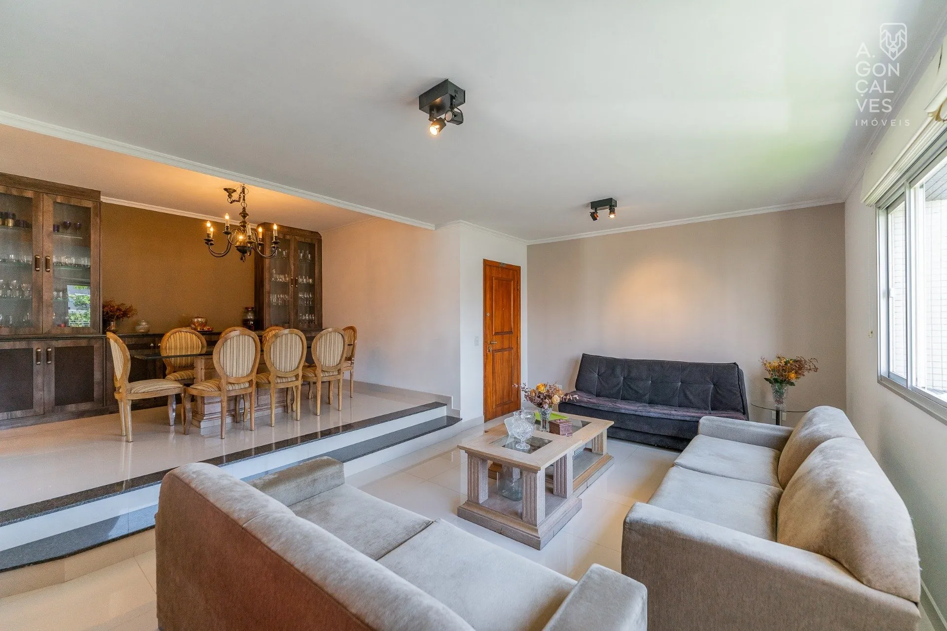 Furnished 219 m² apartment with 4 bedrooms and 2 parking spots — photo 2