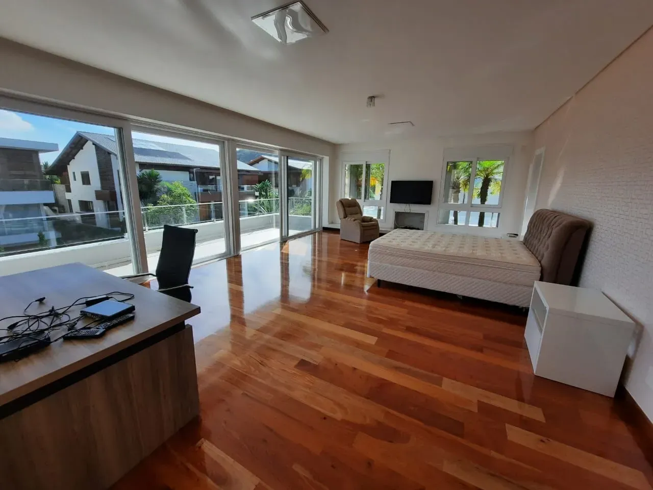 House with 7 bedrooms and an open-plan kitchen — photo 56