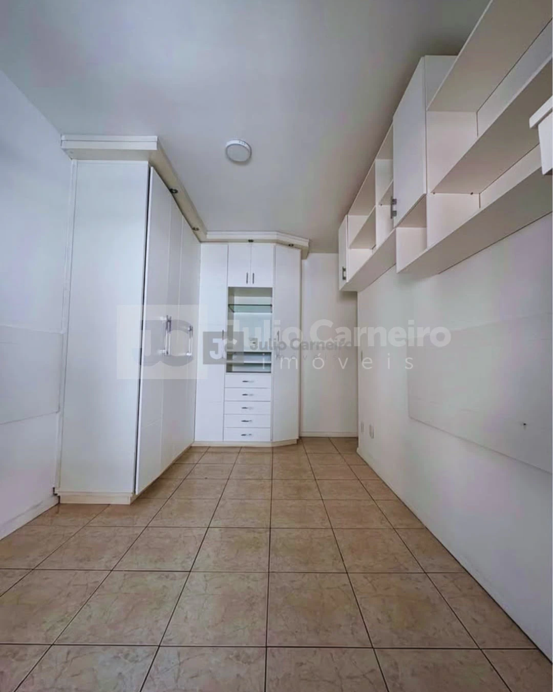 4-bedroom apartment with a bathtub — photo 14