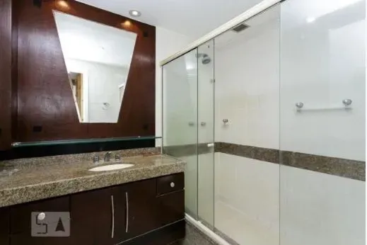 Unfurnished apartment with an enclosed glass balcony — photo 10