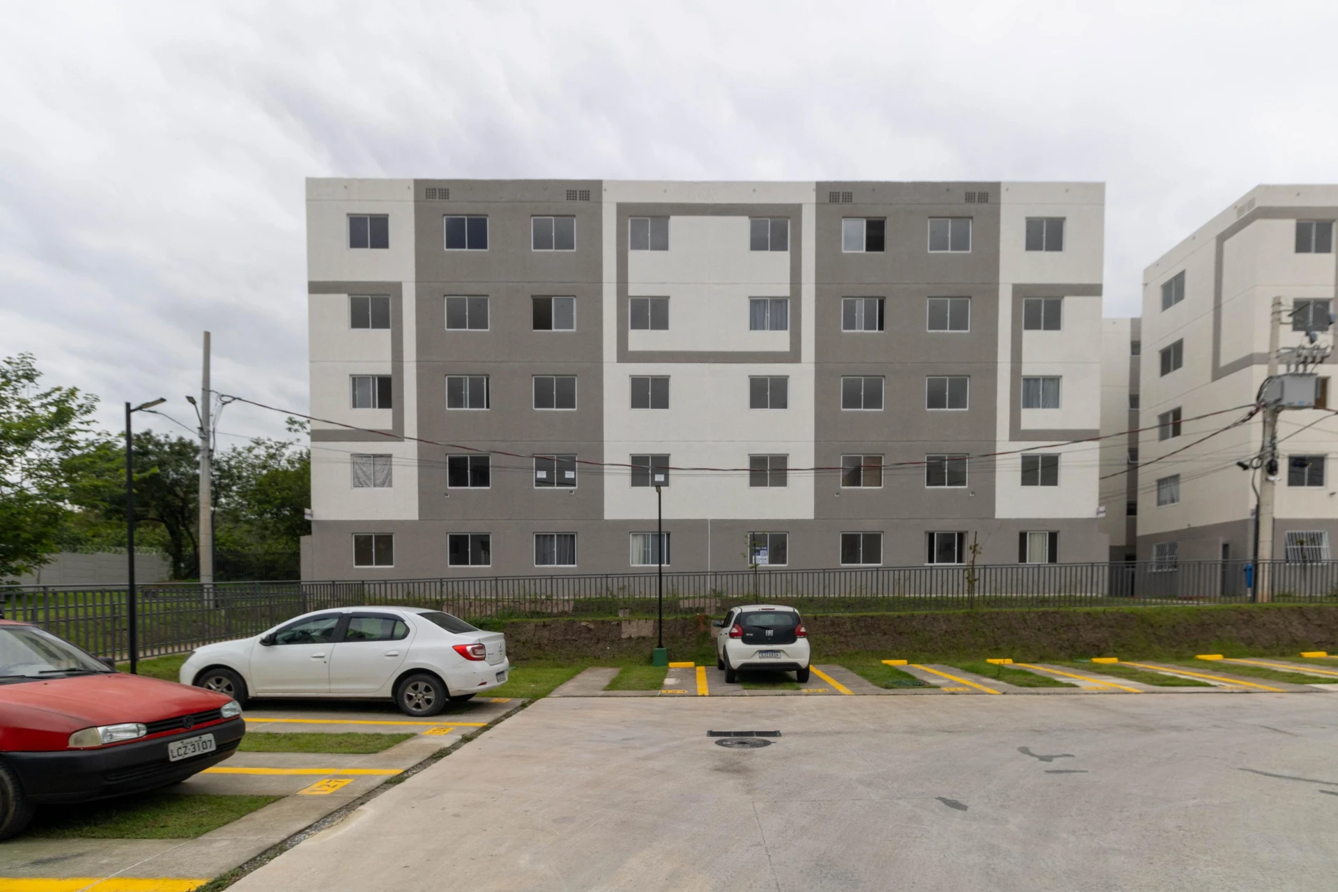 2-bedroom apartment in a building with a gym — photo 4