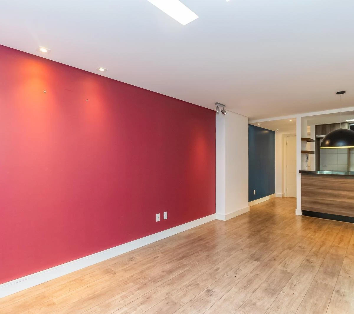 Квартира 71 м² с застеклённым балконом и панорамными окнами — photo 23