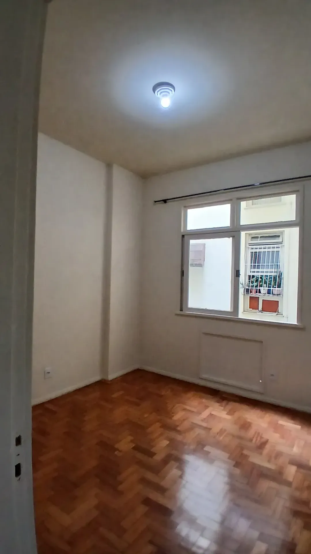 Walk-in closet in a one-bedroom apartment, 45 m² — photo 3