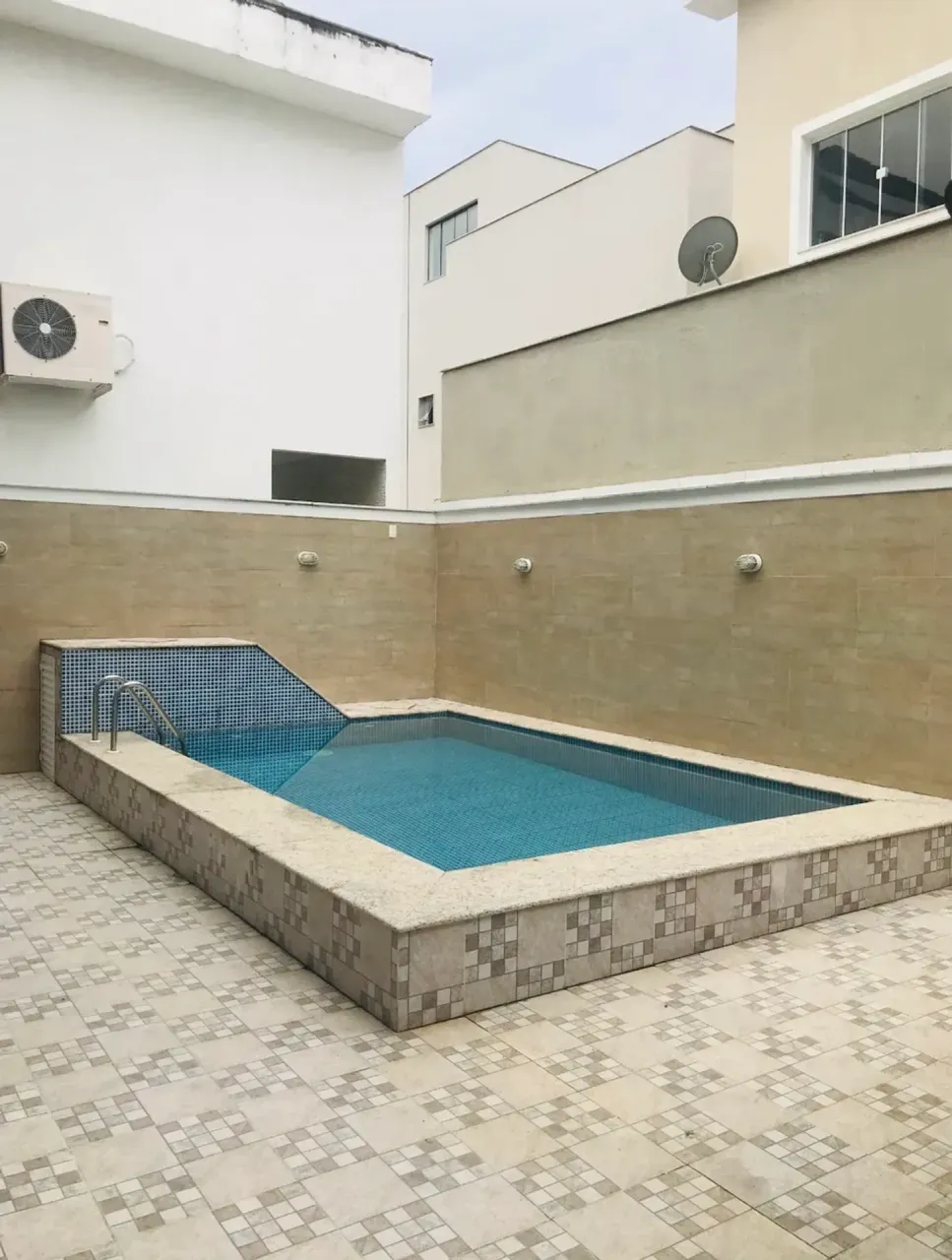 House with 4 bedrooms and 4 bathrooms and a separate kitchen — photo 13