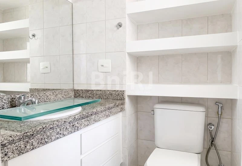 3-bedroom apartment in a building with a pool — photo 3