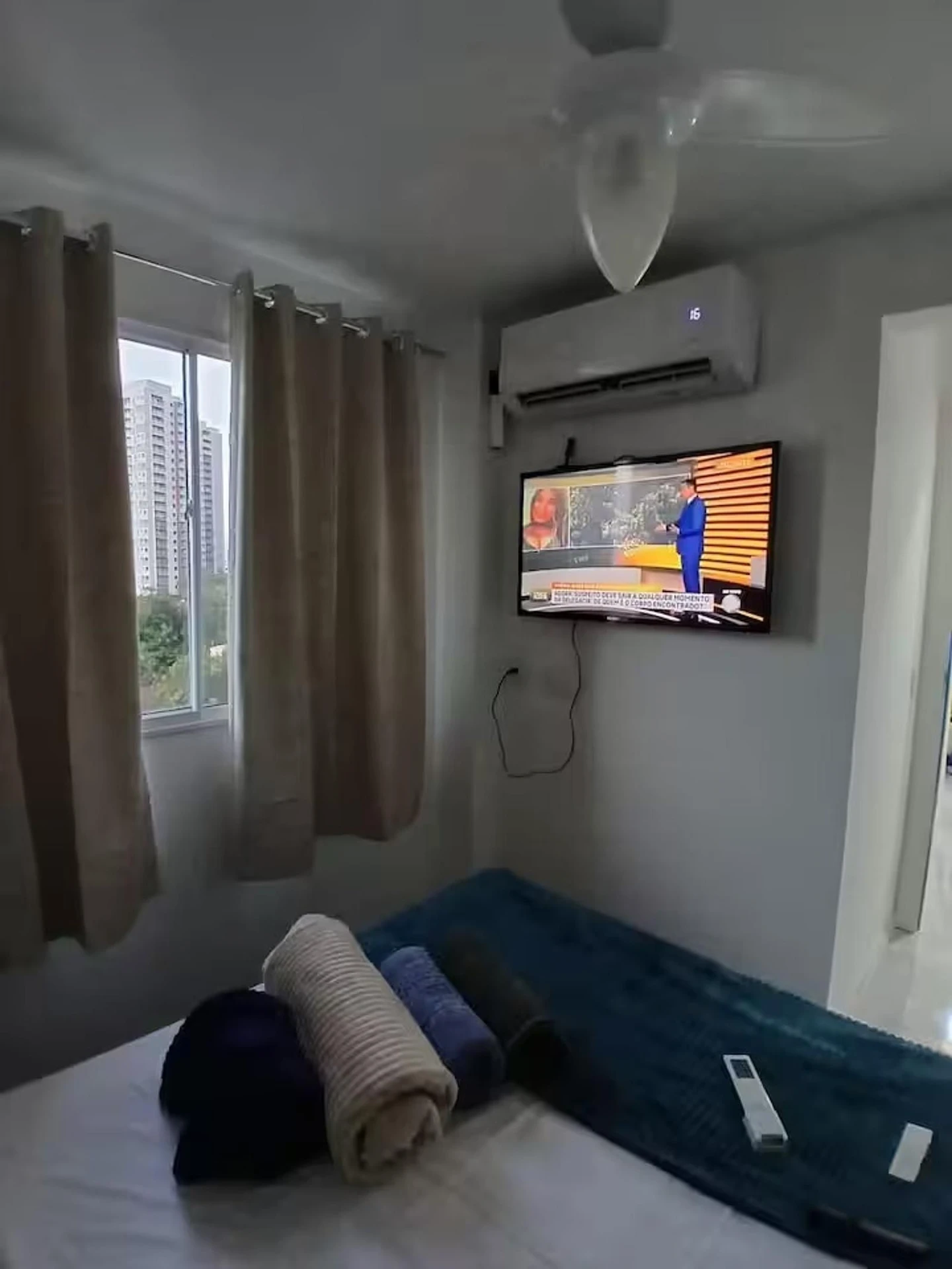2-bedroom apartment with balcony and laundry area — photo 13