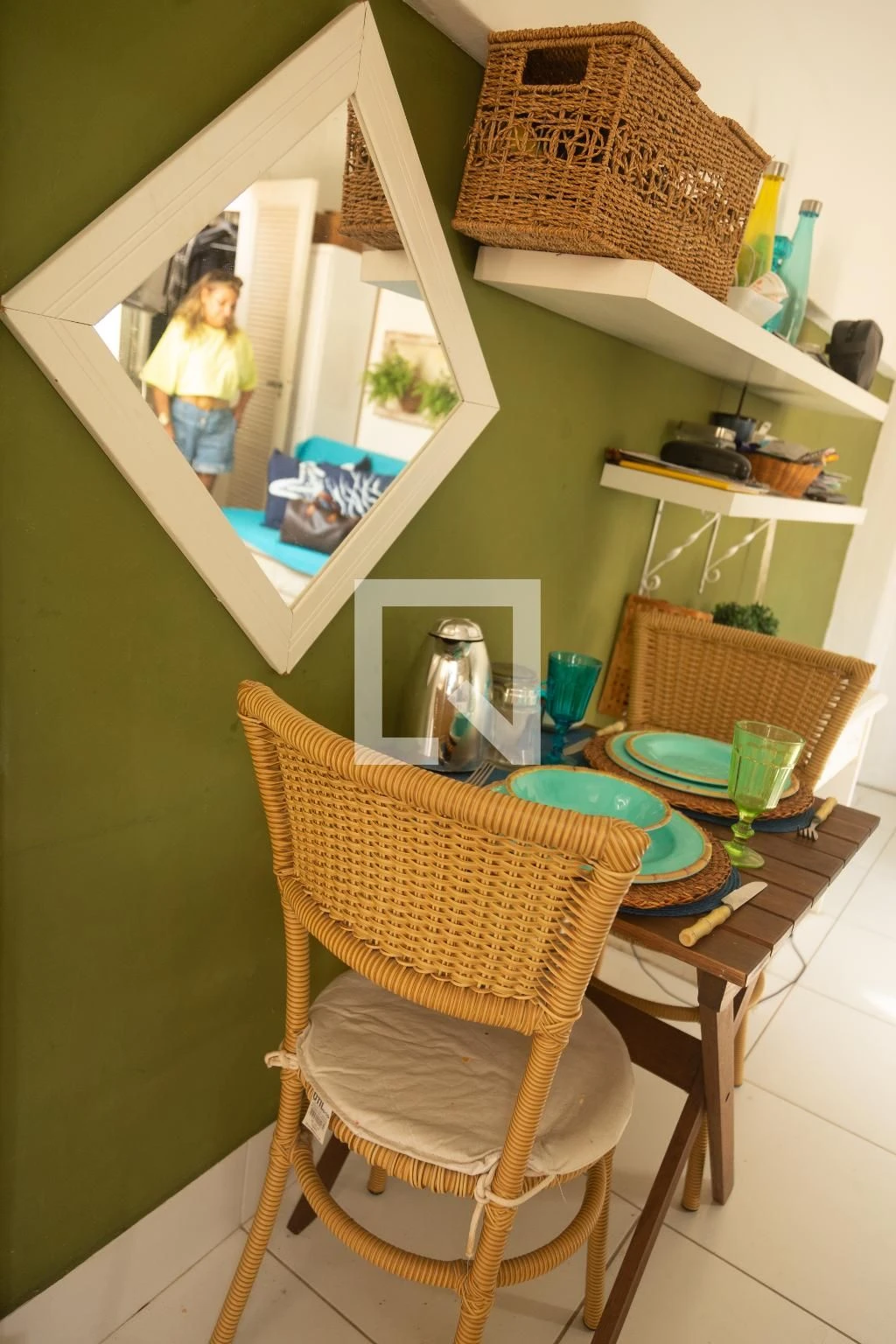 Studio mobiliado com 1 quarto e cozinha compacta
