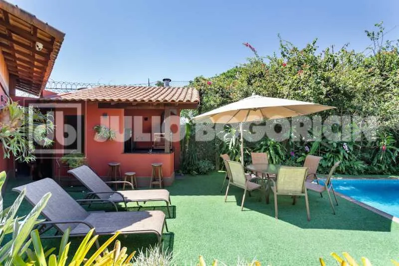 Balcony with a grill in a 5-bedroom house, 392 m² — photo 18