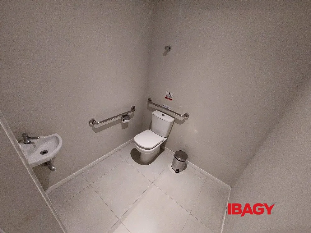 3-bedroom apartment with a grill on the balcony — photo 31