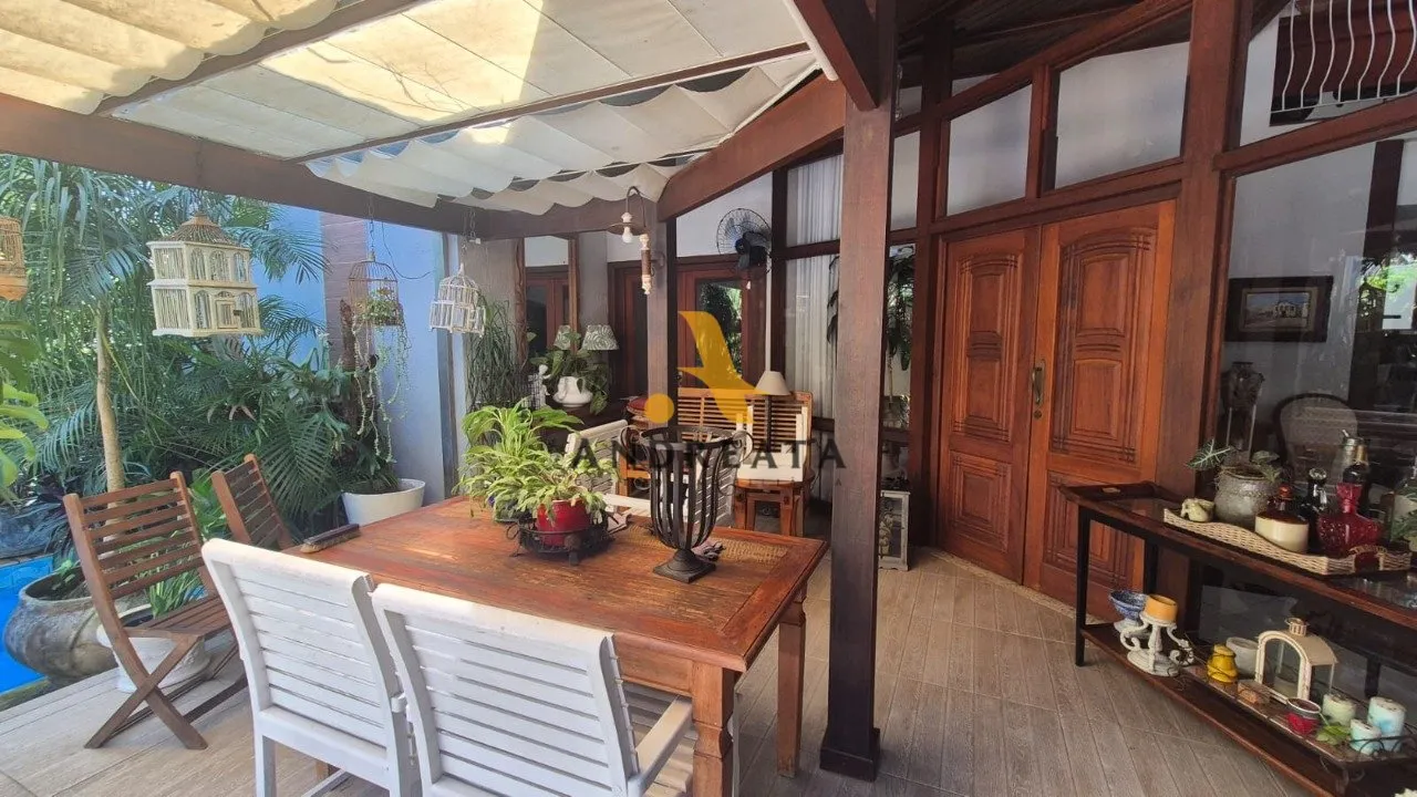 Casa de 307 m² com janelas do piso ao teto e banheira — photo 10