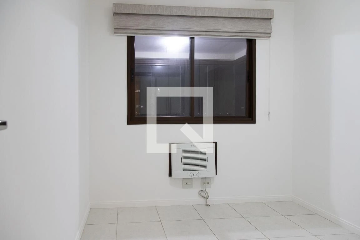 Glass-enclosed balcony in a 2-bedroom apartment, 74 m² — photo 7