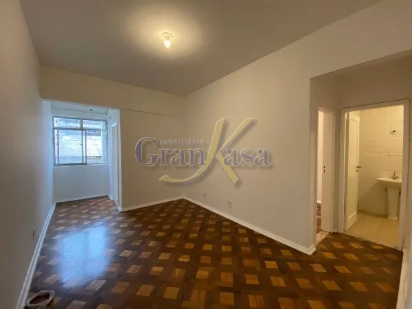 Wood or laminate floors in a 2-bedroom apartment, 63 m²