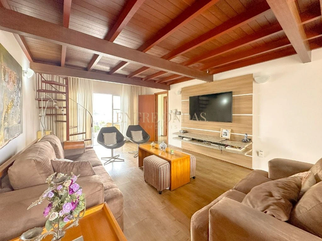 Private pool in a 3-bedroom house, 250 m²