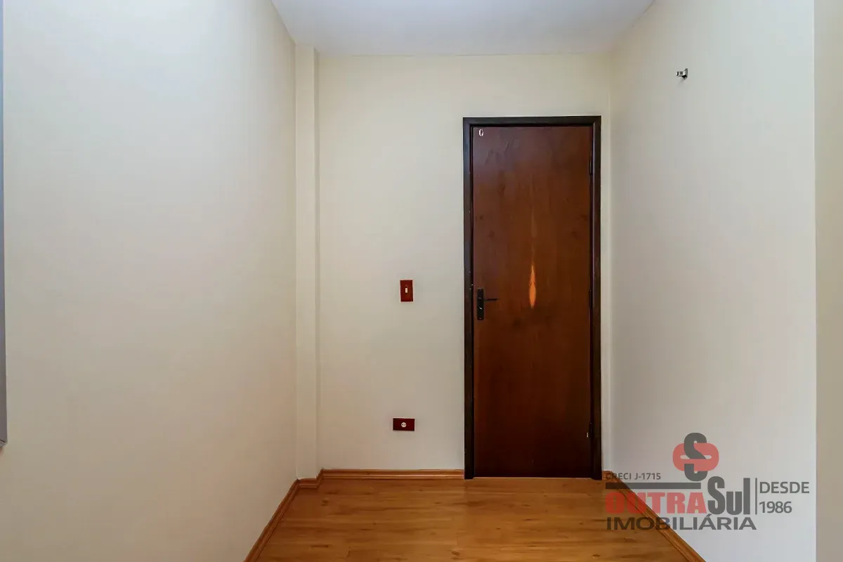 Wood or laminate floors in a 2-bedroom apartment, 41 m² — photo 27