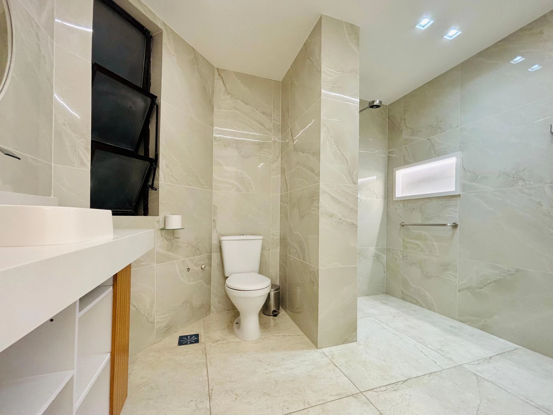 Washing machine in a 3-bedroom apartment, 401 m² — photo 16