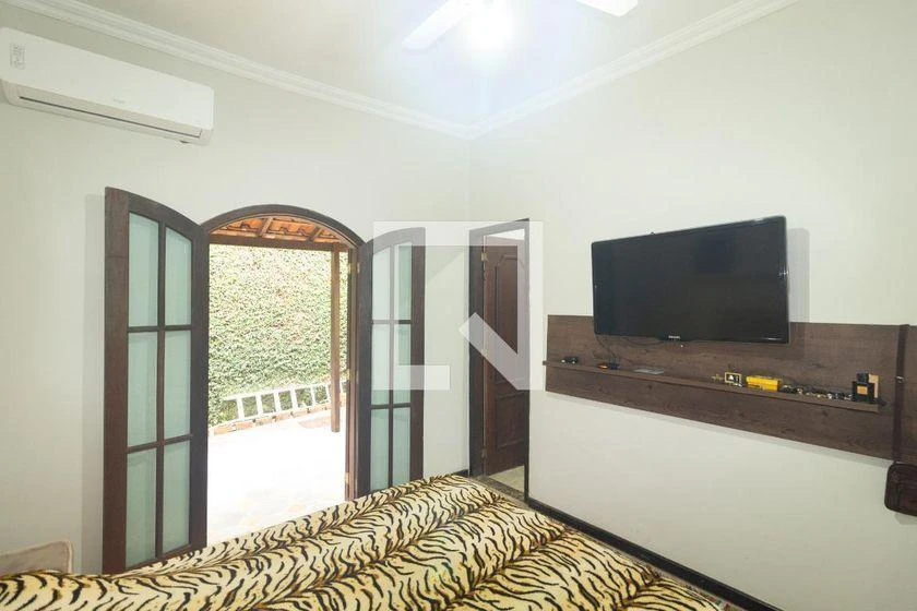 Walk-in closet in a 4-bedroom house, 250 m² — photo 4