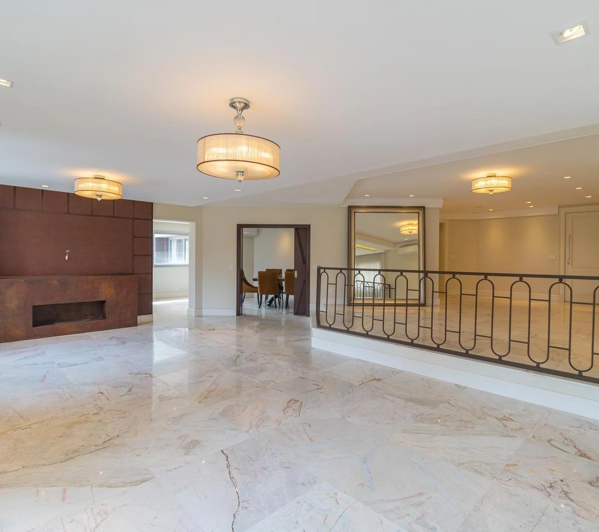 Home office in a 5-bedroom apartment, 441 m²