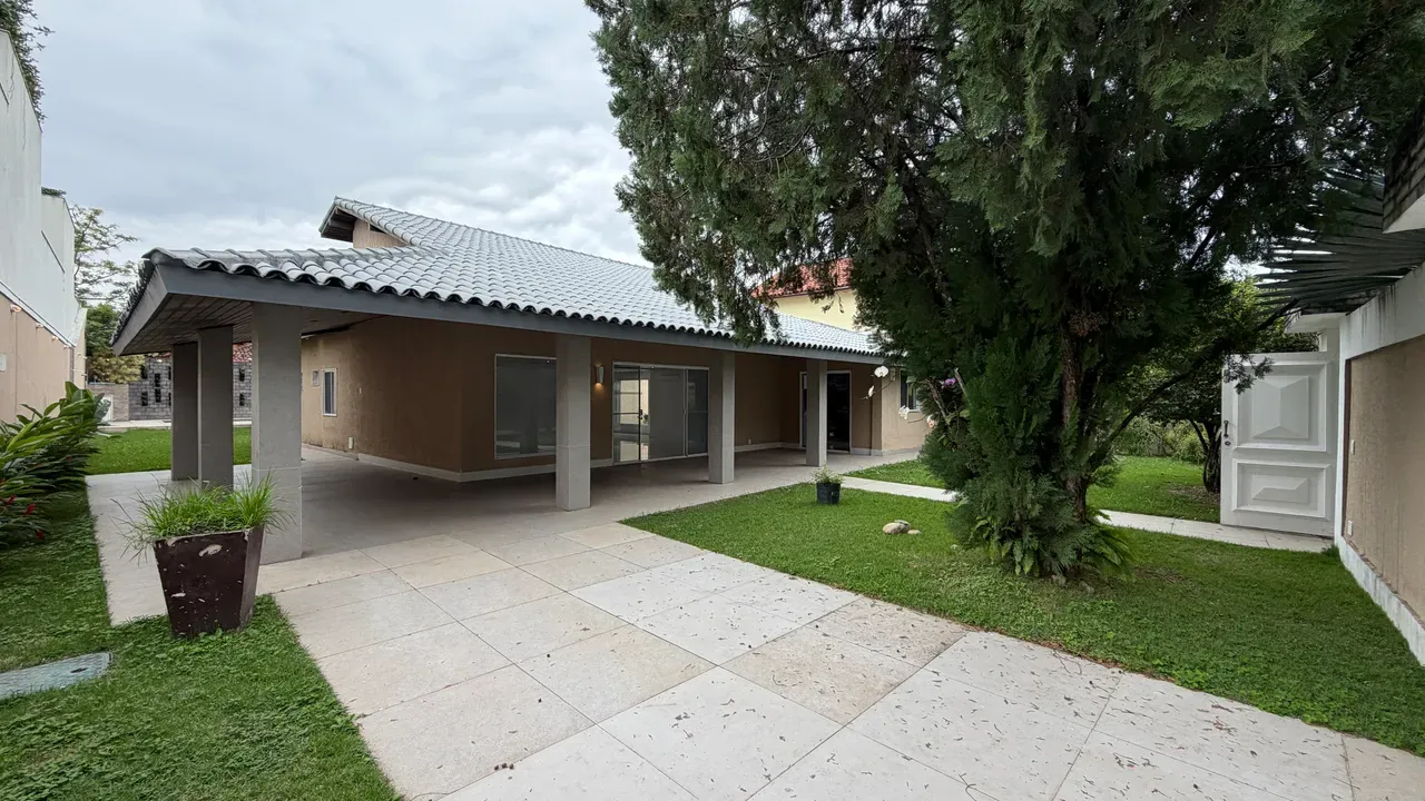 Single-story house with a private garden and 4 bedrooms — photo 15