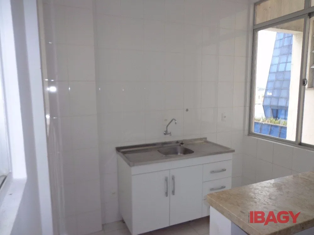 Wood or laminate floors in a one-bedroom apartment, 46 m² — photo 2