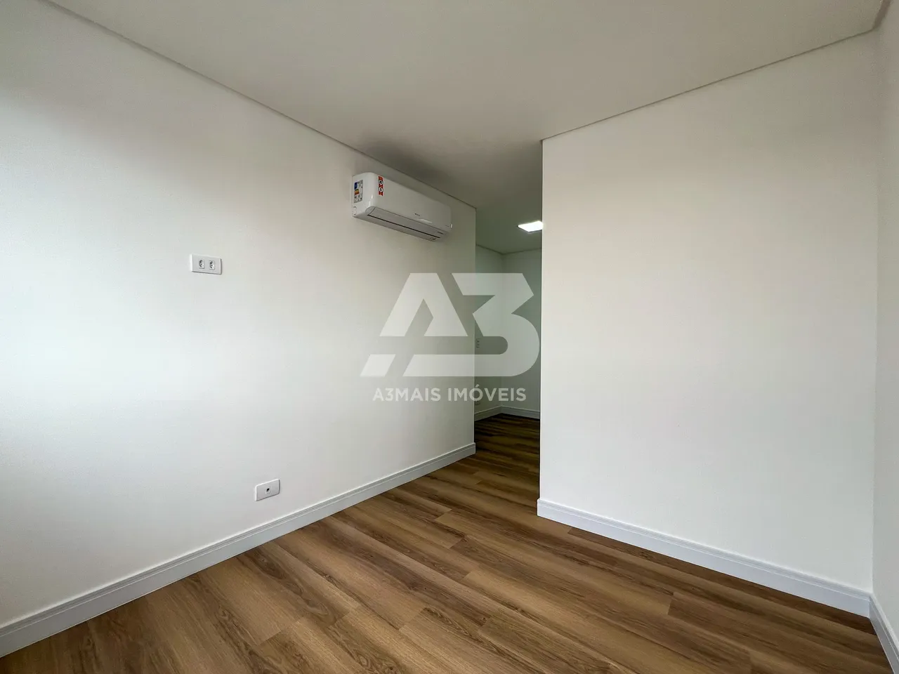 Studio, 26 m², with wood or laminate floors — photo 4