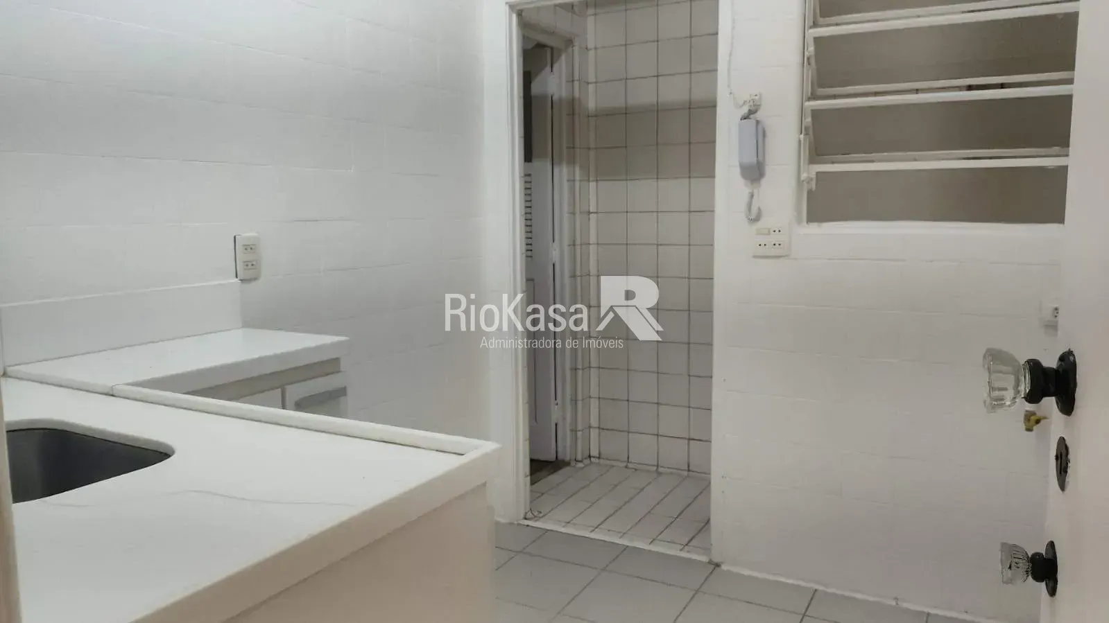 Wood or laminate floors in a 3-bedroom apartment, 85 m² — photo 16