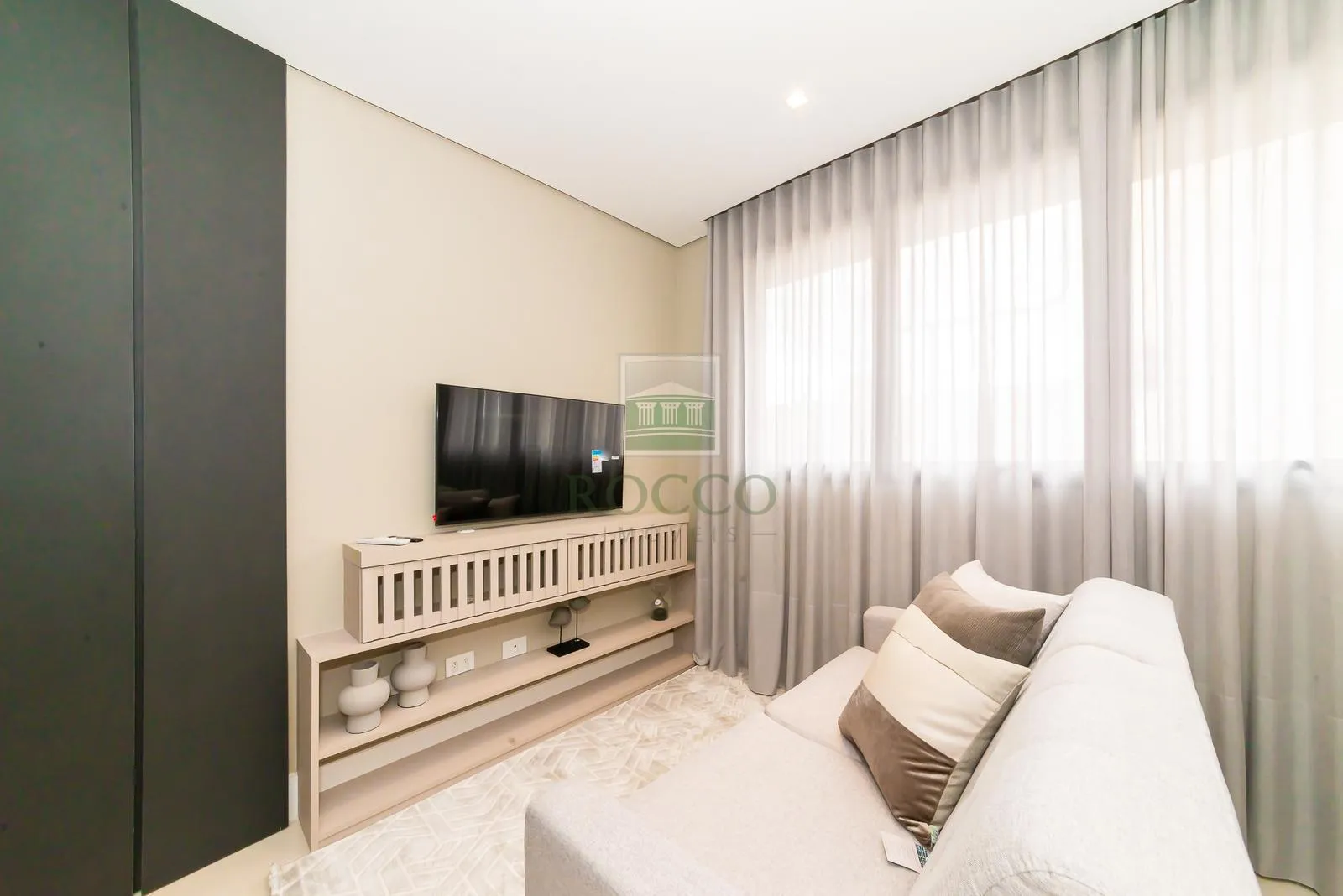 Furnished 1-bedroom apartment with an open kitchen — photo 8