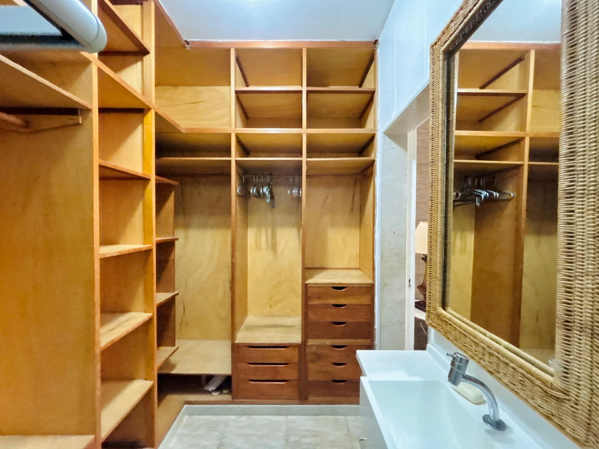 Furnished apartment with 3 bedrooms and 2 bathrooms — photo 16