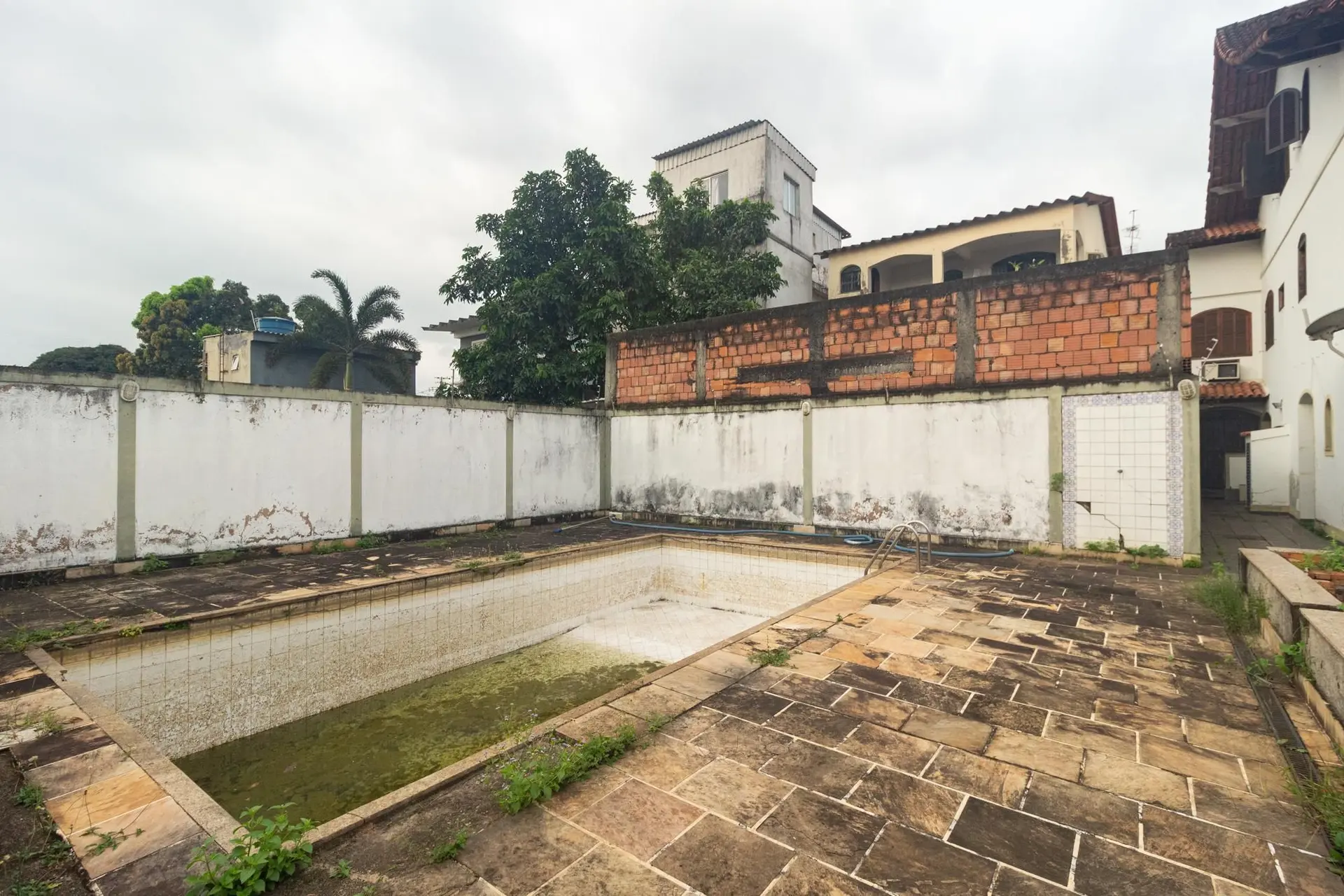 Bathtub in a 5-bedroom house, 626 m² — photo 54