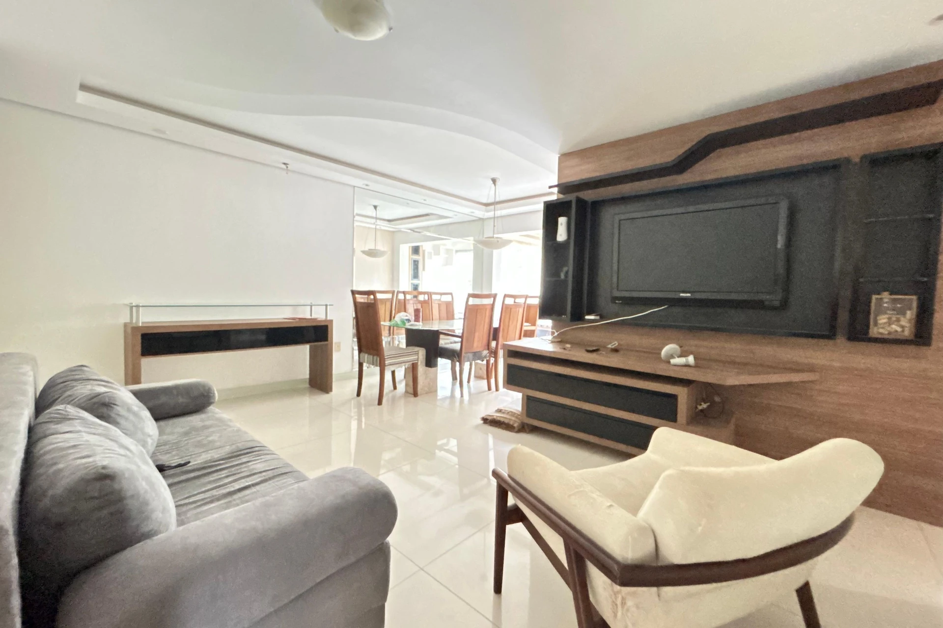 Glass-enclosed balcony in a 3-bedroom apartment, 108 m²