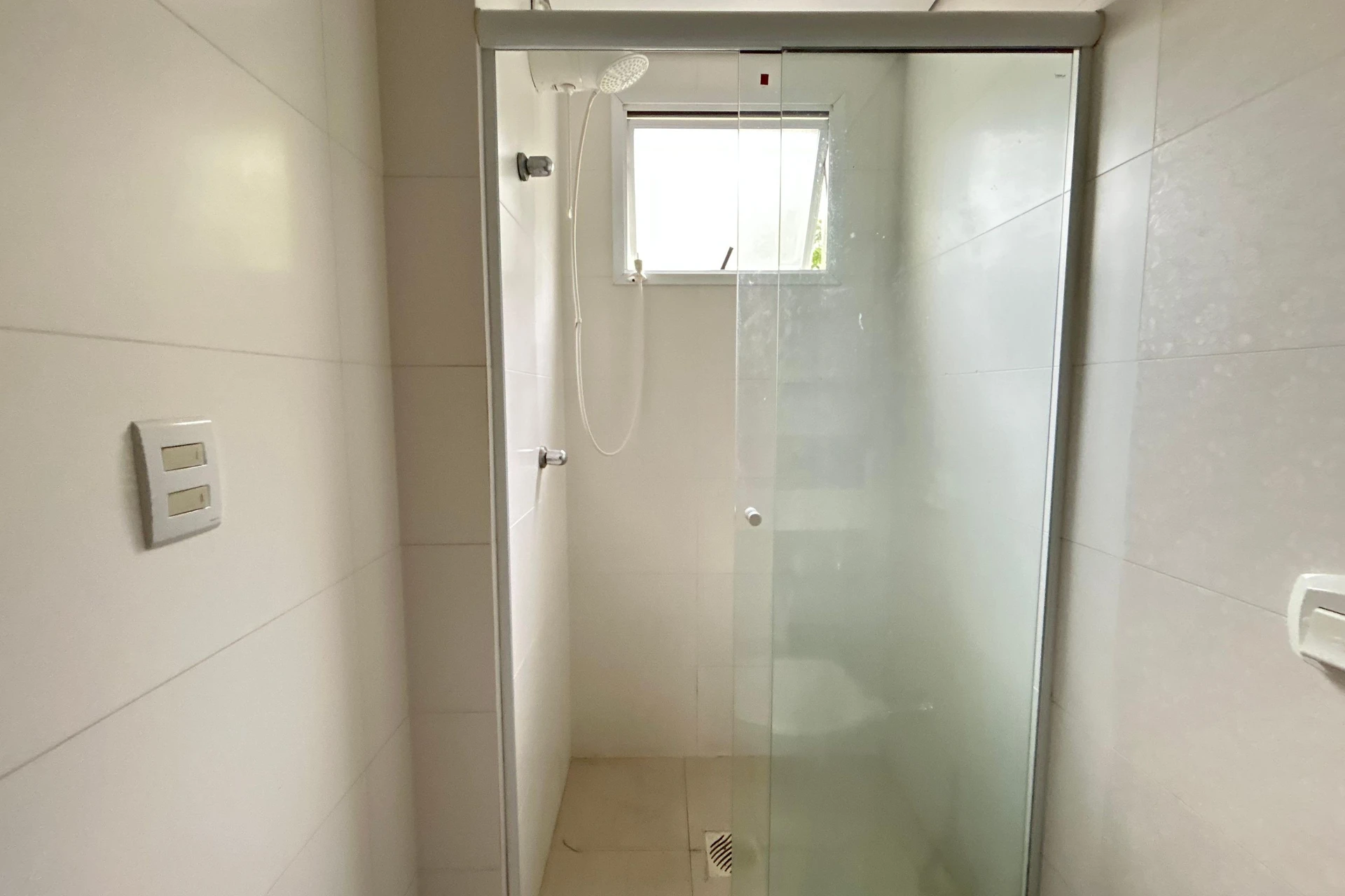 Glass-enclosed balcony in a 3-bedroom apartment, 108 m² — photo 36