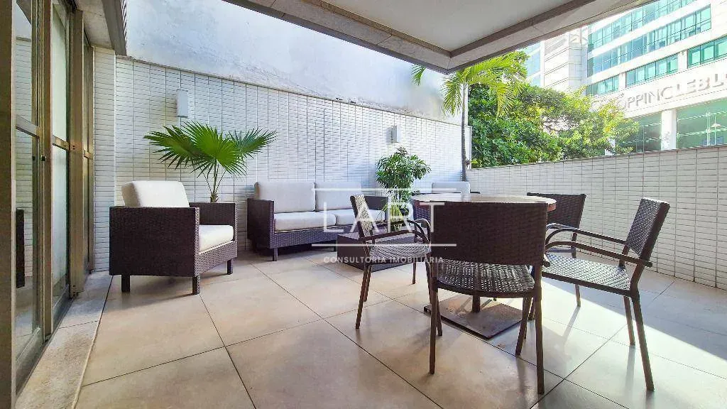 Apartamento com 2 dormitórios e varanda de vidro — photo 36