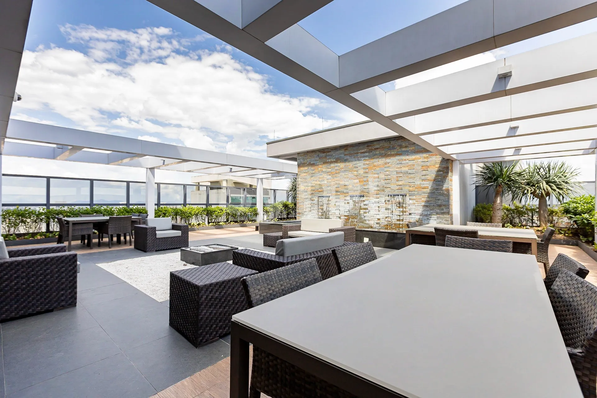 Furnished 2-bedroom apartment with a balcony grill — photo 58