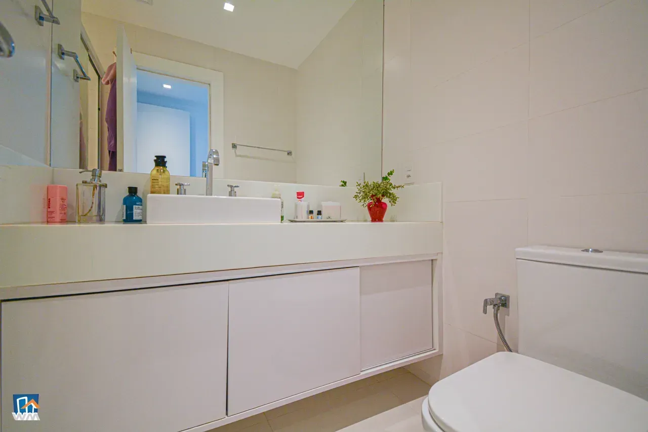 4-bedroom apartment with open-plan kitchen and electric stove — photo 18