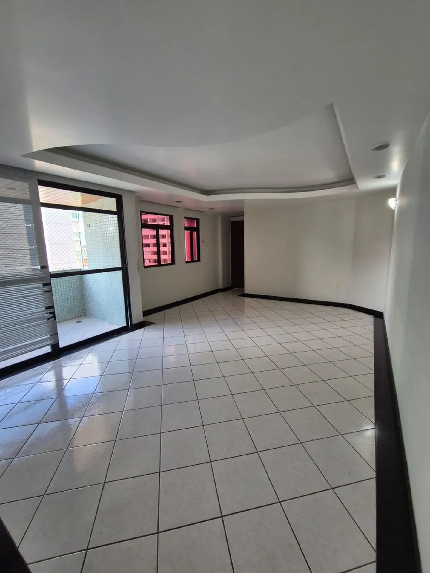 Квартира 131 м² с 3 спальнями-сюитами и стеклянным балконом