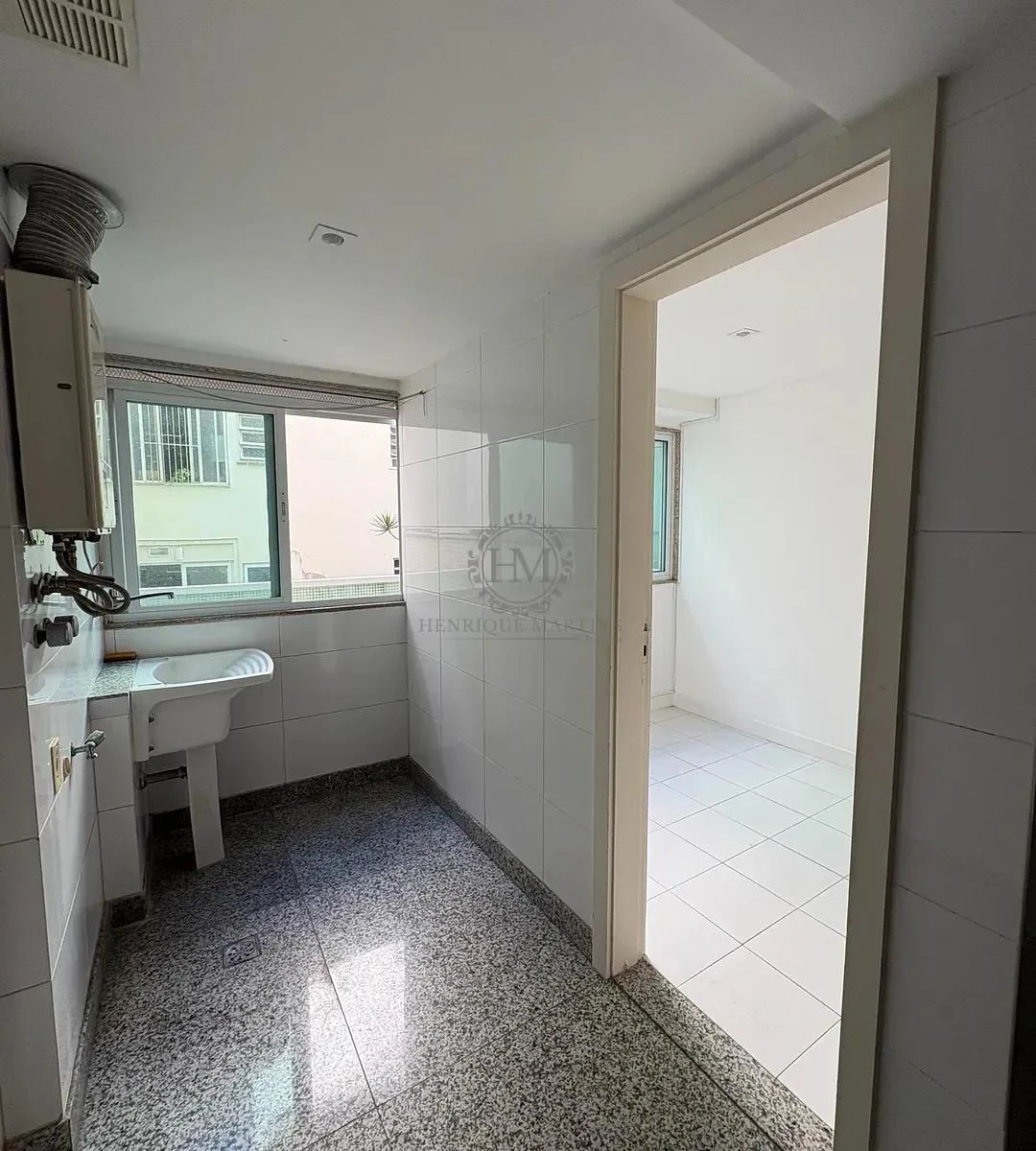 4-bedroom apartment with enclosed glass balcony — photo 25