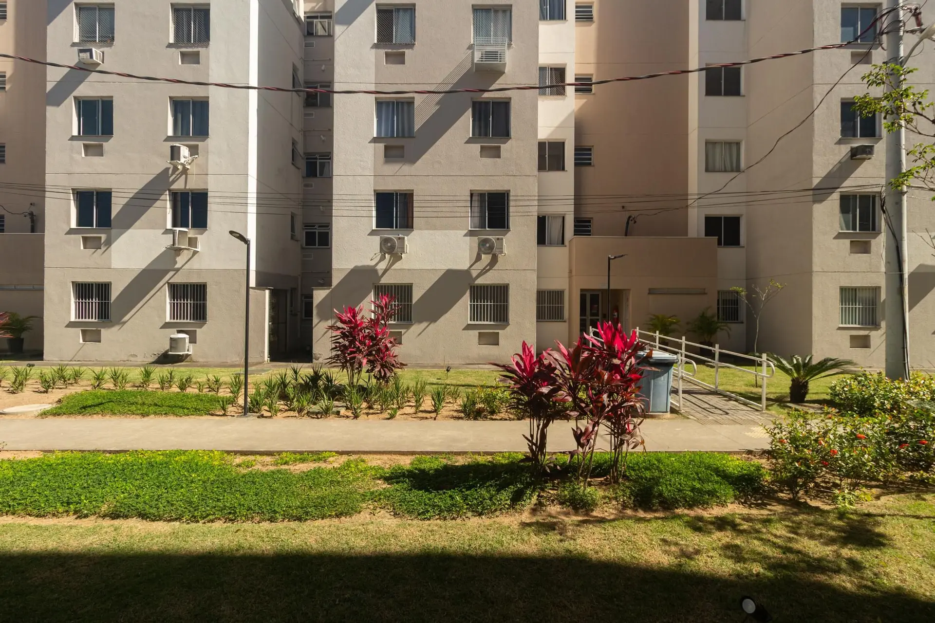 Apartamento com 2 quartos e box de vidro no banheiro — photo 14
