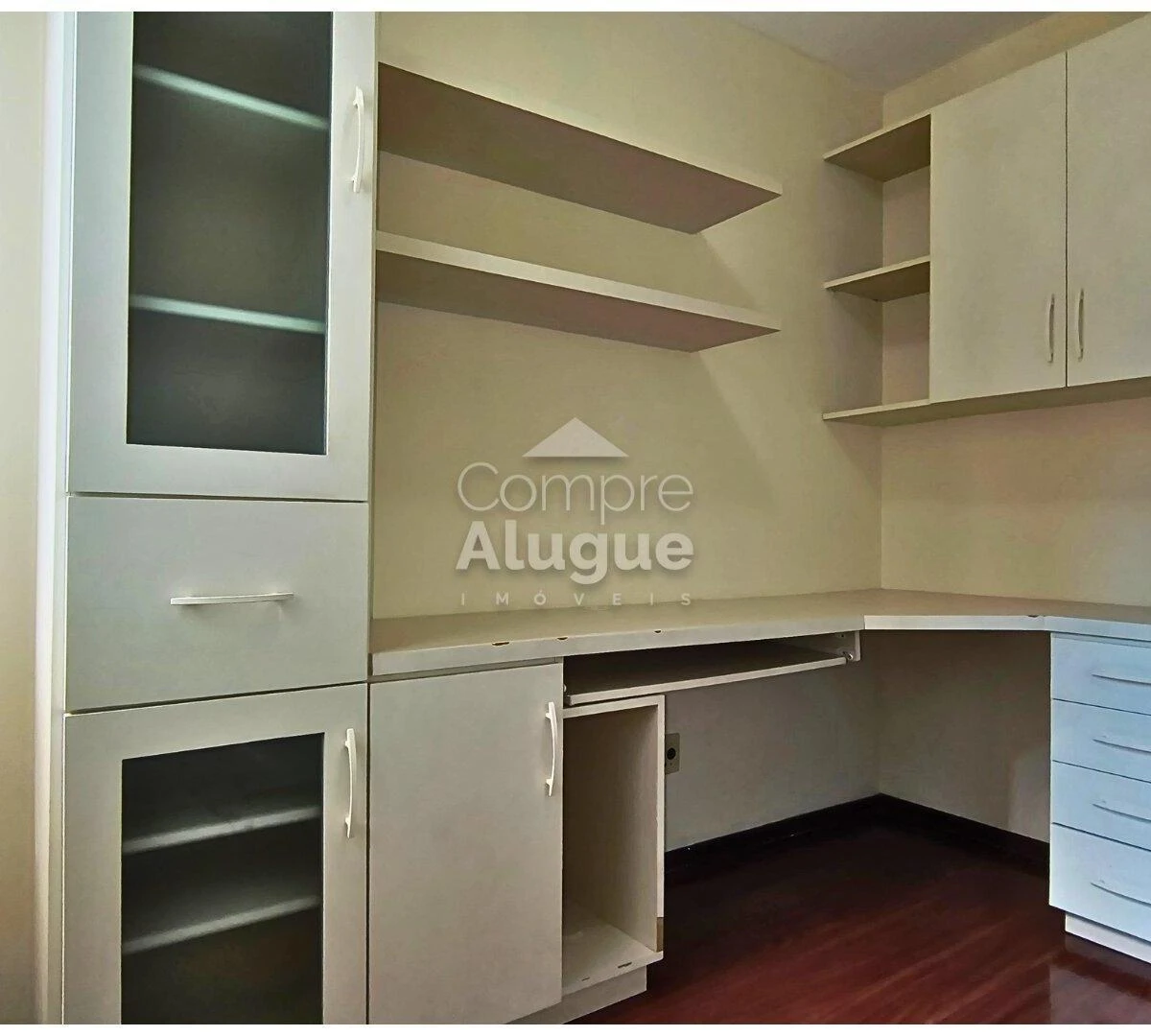 59 m² apartment with a walk-in closet and a home office — photo 11