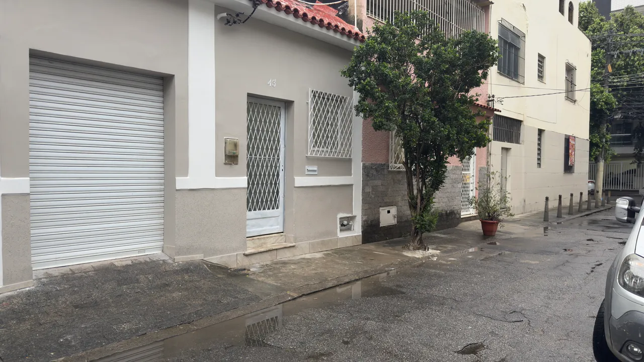 2 quartos e piso de madeira ou laminado: casa de 80 m²