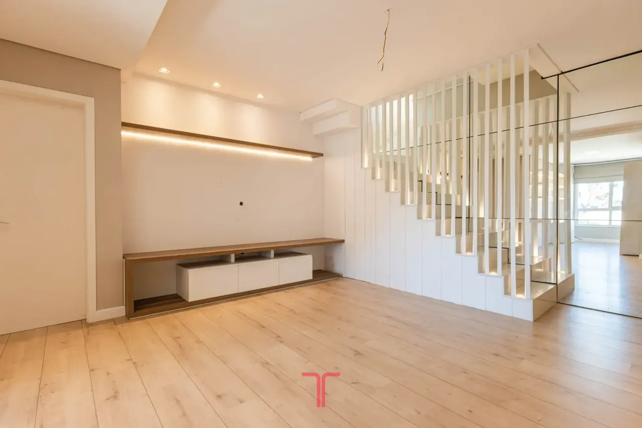 3-bedroom apartment with floor-to-ceiling windows
