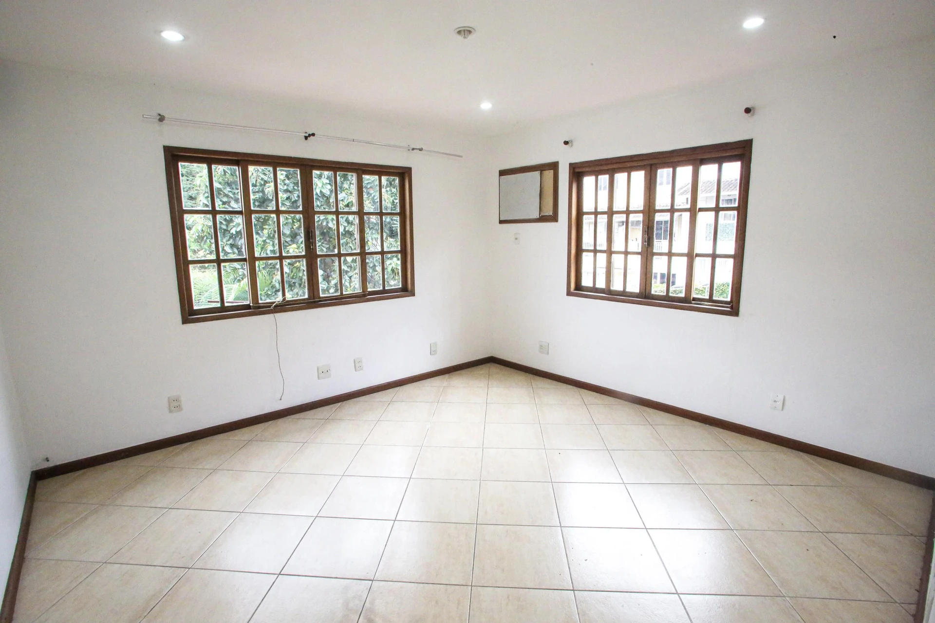 4-bedroom house with a bathtub in Rio de Janeiro — photo 40