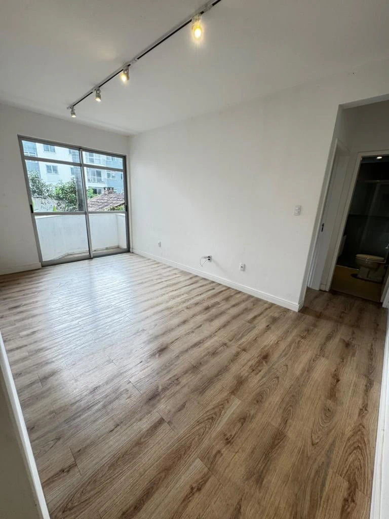 1-bedroom apartment with separate kitchen and living room — photo 7