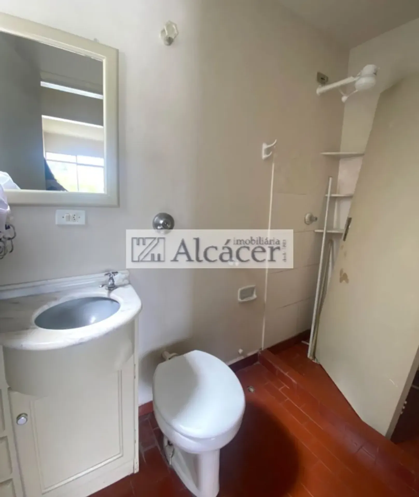 2-bedroom apartment with wood or laminate floors — photo 10