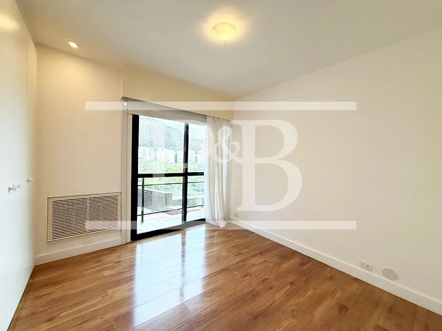 Furnished apartment, 230 m², with a bathtub — photo 12