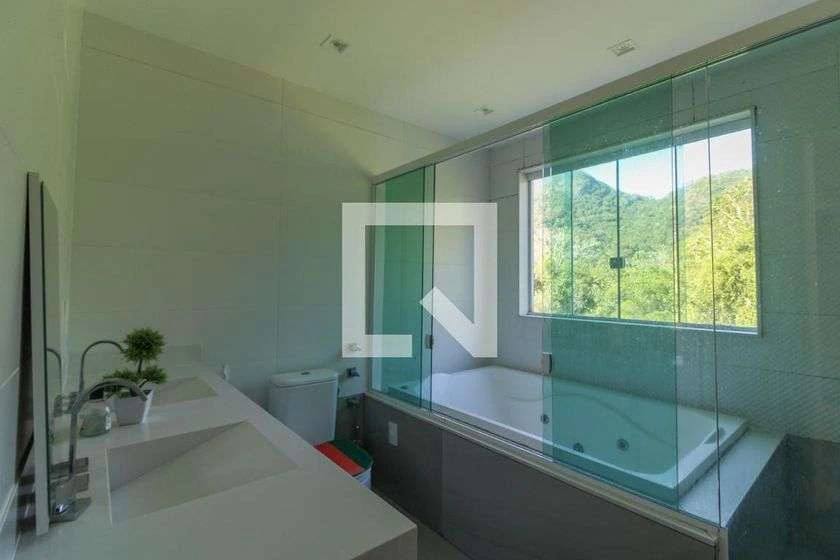 Condominium house with 5 bedrooms and 4 bathrooms — photo 18